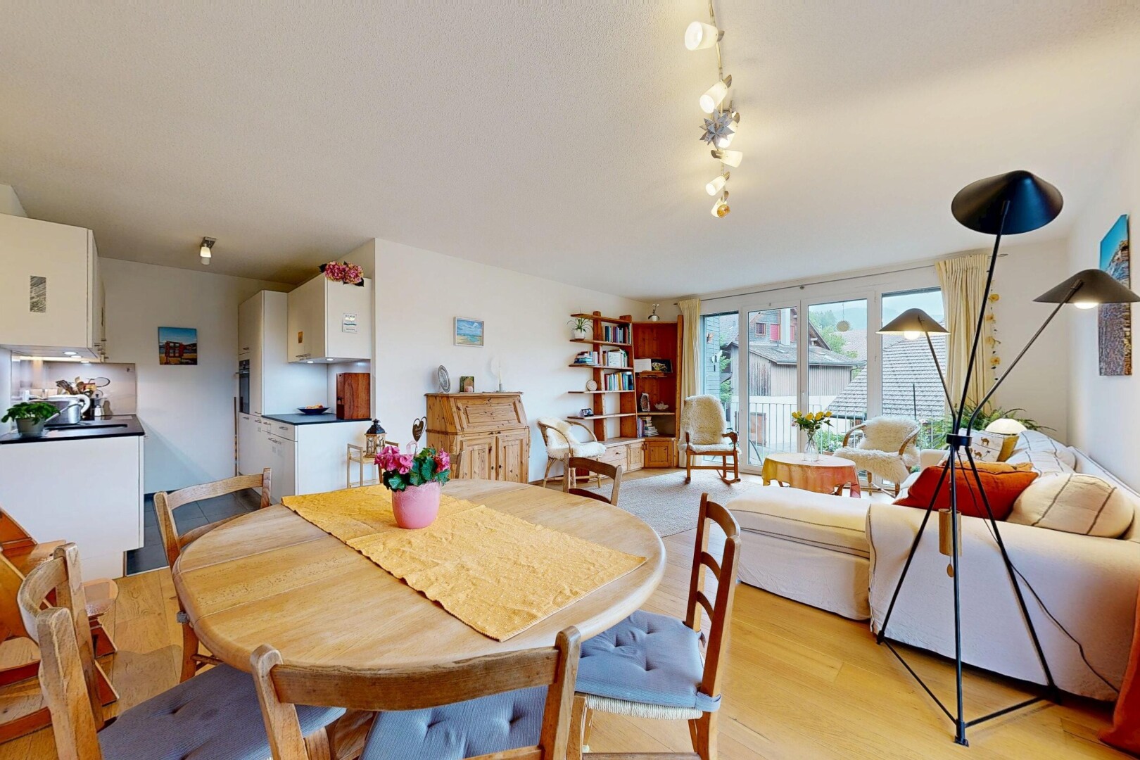 wohn- / esszimmer mit full kitchen, inside property, natural light, natürliches licht, und drywall