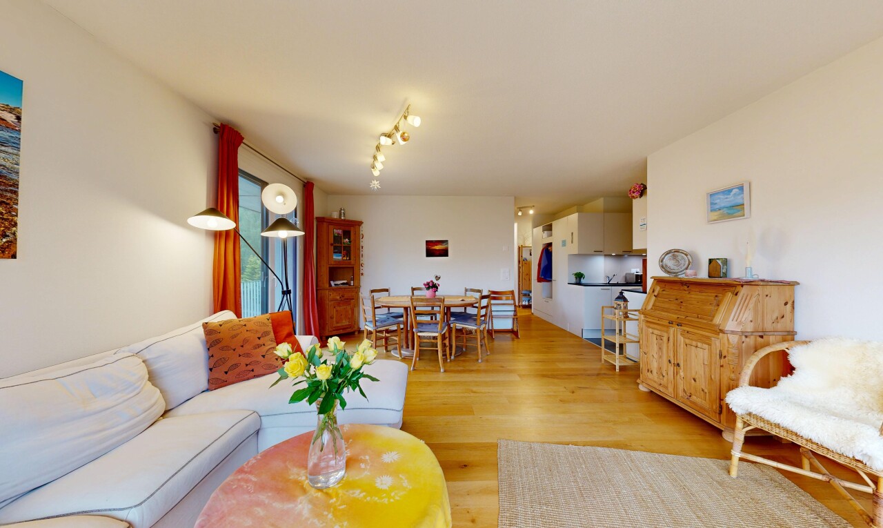 wohn- / esszimmer mit wood finish floor, holzfußboden, drywall, gipskartonwand, und inside property