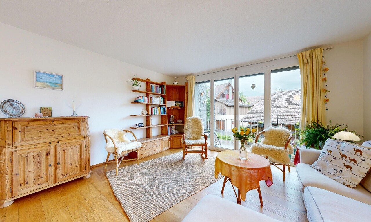 wohnzimmer mit gipskartonwand, drywall, holzfußboden, wood finish floor, und natürliches licht