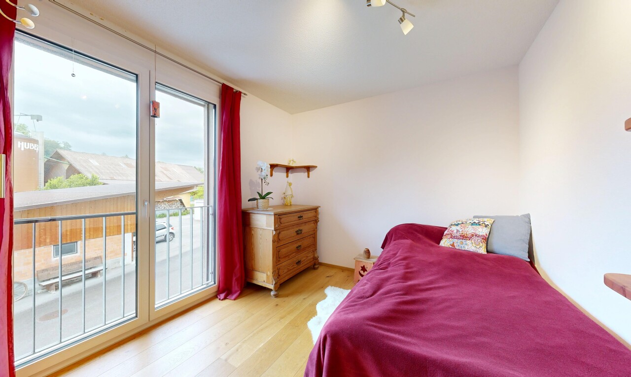 zimmer / schlafzimmer mit wood finish floor, holzfußboden, natural light, natürliches licht, und außenzugang