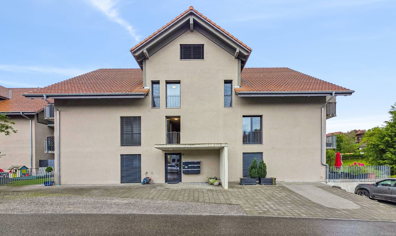 außenansicht mit zaun, day time, stuckverkleidung, und ziegeldach