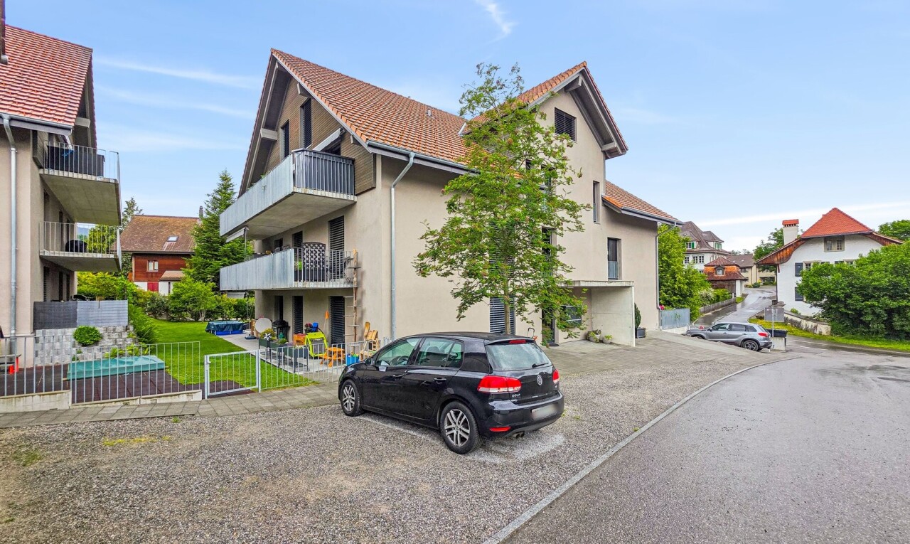 außenansicht mit stuckverkleidung, parkplatz, day time, und from community