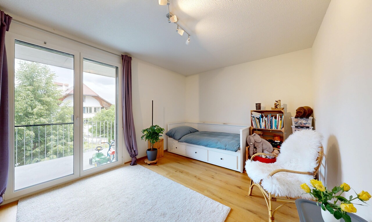 zimmer / schlafzimmer mit außenzugang, wood finish floor, holzfußboden, inside property, und natural light