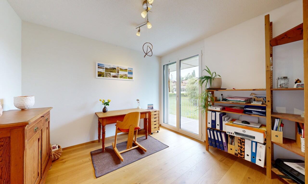 büro mit wood finish floor, holzfußboden, natural light, natürliches licht, und inside property