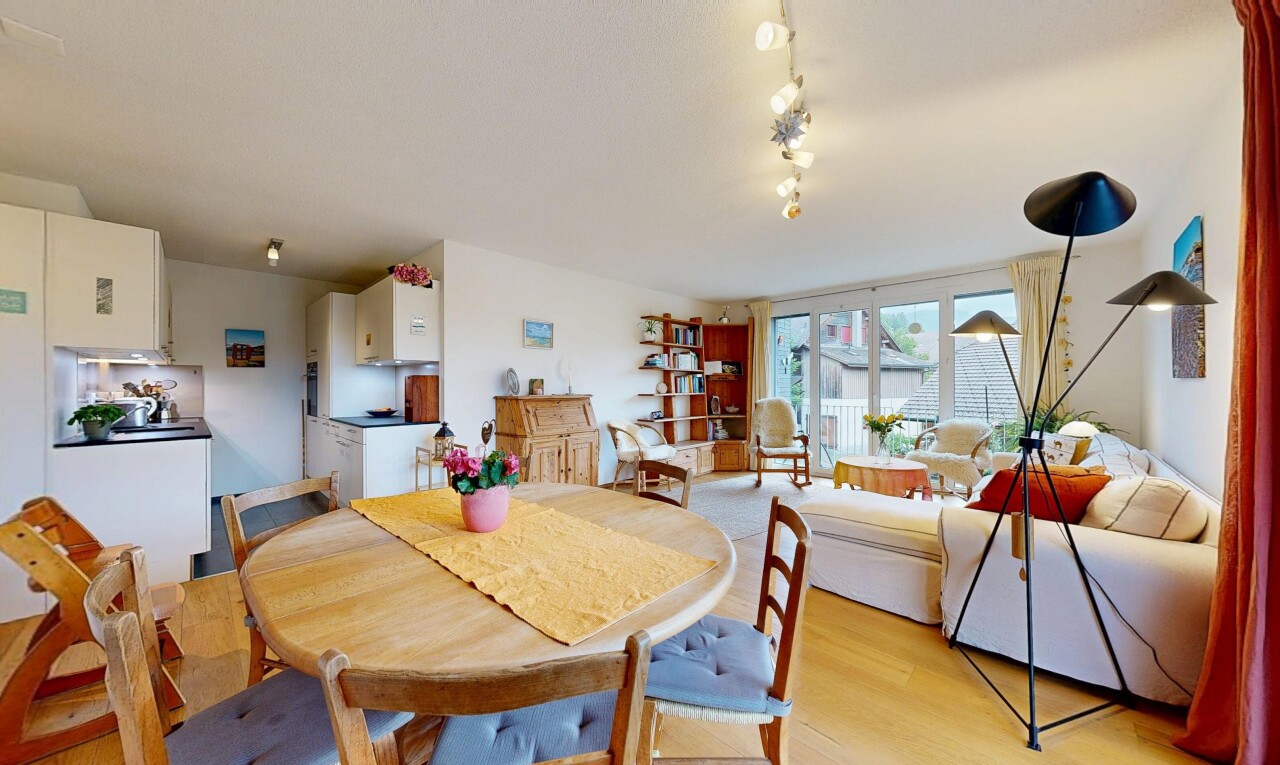 wohn- / esszimmer mit full kitchen, inside property, natural light, natürliches licht, und drywall
