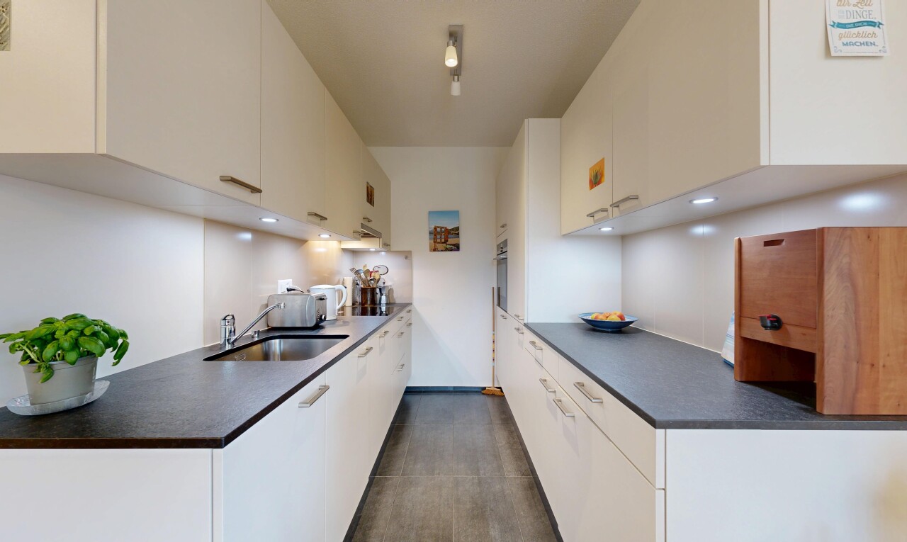 küche mit dark floor, white cabinets, weiße schränke, kitchen peninsula, und küchentheke