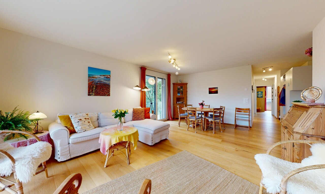 wohn- / esszimmer mit wood finish floor, holzfußboden, inside property, natural light, und natürliches licht
