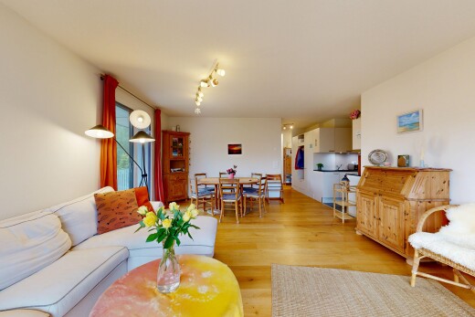 wohn- / esszimmer mit wood finish floor, holzfußboden, drywall, gipskartonwand, und inside property