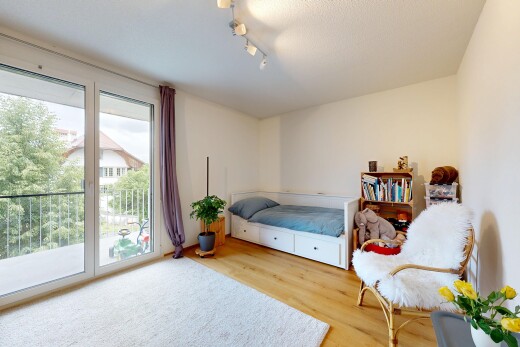 zimmer / schlafzimmer mit außenzugang, wood finish floor, holzfußboden, inside property, und natural light