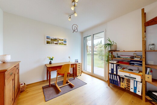 büro mit wood finish floor, holzfußboden, natural light, natürliches licht, und inside property