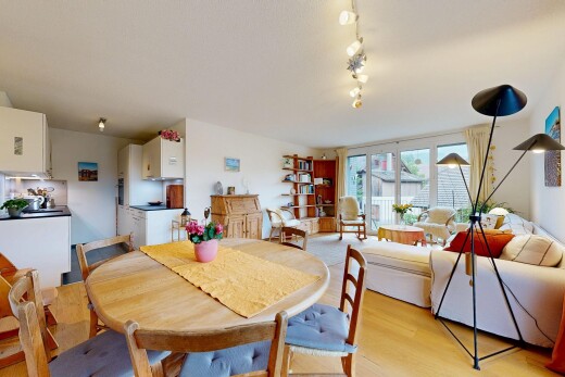 wohn- / esszimmer mit full kitchen, inside property, natural light, natürliches licht, und drywall