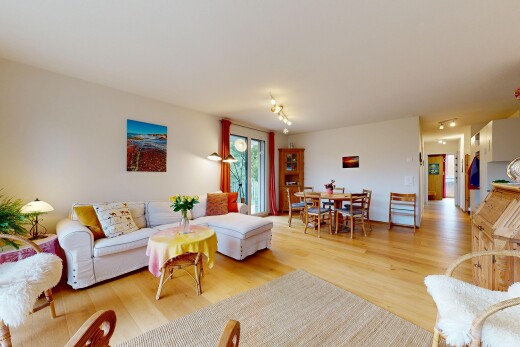 wohn- / esszimmer mit wood finish floor, holzfußboden, inside property, natural light, und natürliches licht