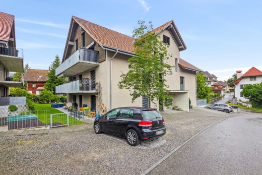 außenansicht mit stuckverkleidung, parkplatz, day time, und from community