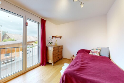 zimmer / schlafzimmer mit wood finish floor, holzfußboden, natural light, natürliches licht, und außenzugang