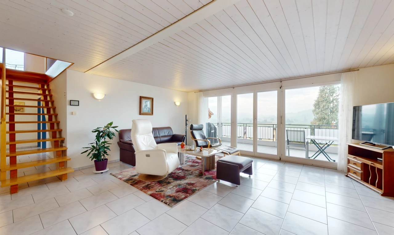 salon avec carrelage, télévision, et lumière naturelle