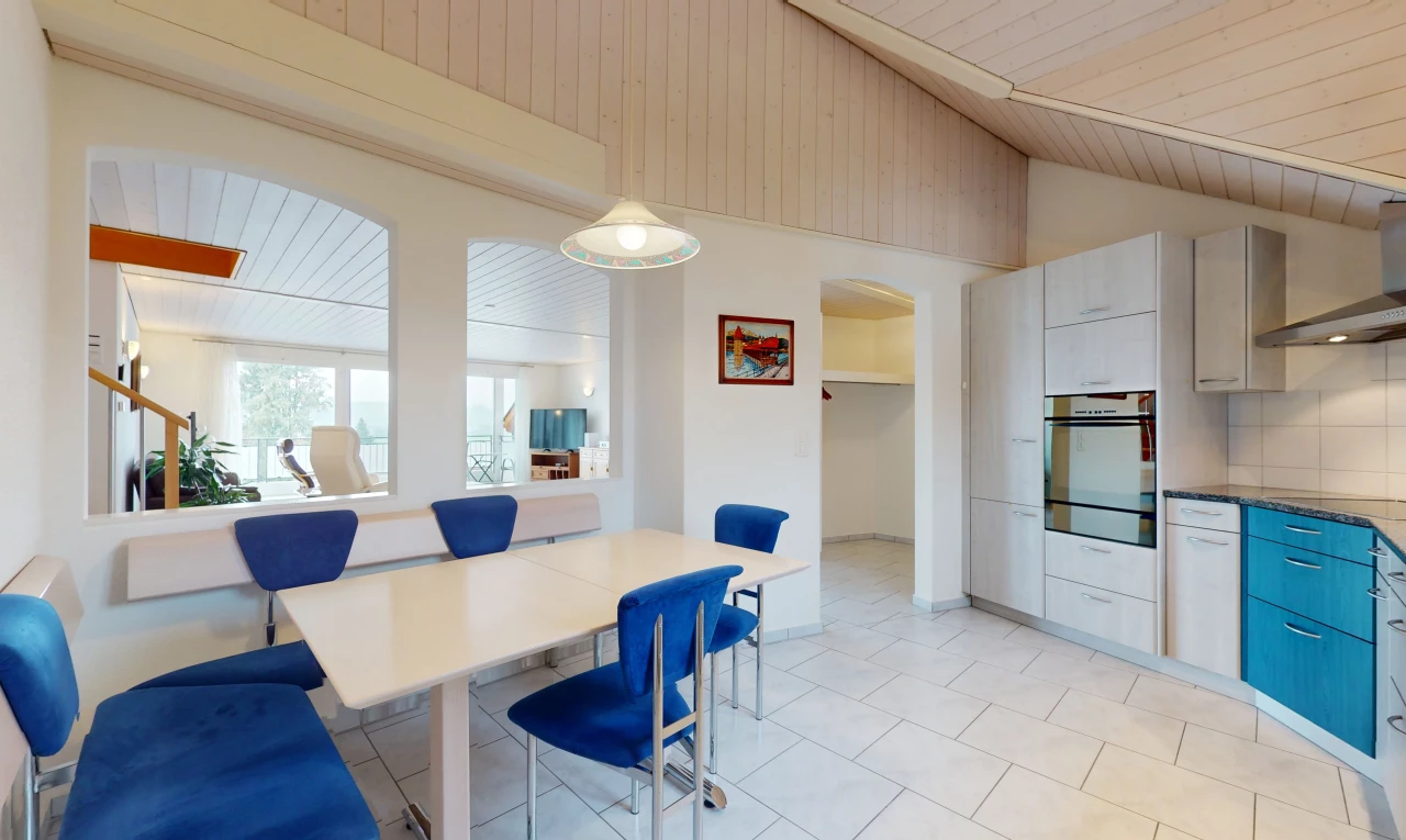 salle à manger avec carrelage, passerelles voûtées, télévision, et lumière naturelle