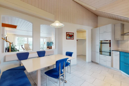 salle à manger avec carrelage, passerelles voûtées, télévision, et lumière naturelle