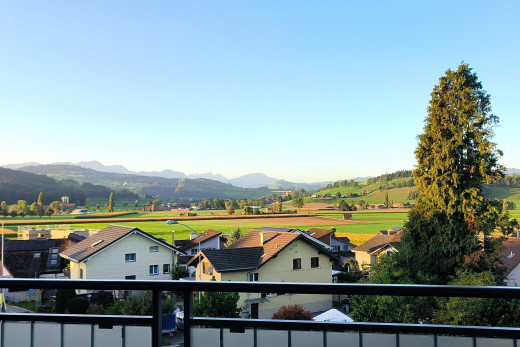 balkon mit blick auf die berge und balkon