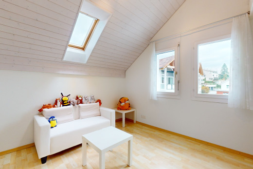 wohnzimmer mit abgenehme decke mit oberlicht und hellen böden im holzstil-stil