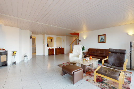 blick auf das geflieste wohnzimmer