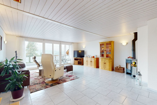 wohnzimmer mit französischen türen und hellen fliesenböden