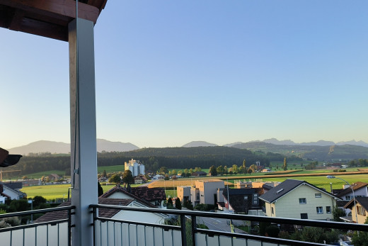 balkon mit blick auf die berge