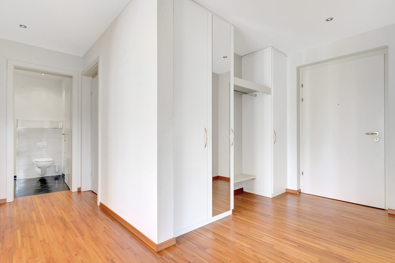 leerer raum mit holzfußboden, wood finish floor, gipskartonwand, drywall, und inside property