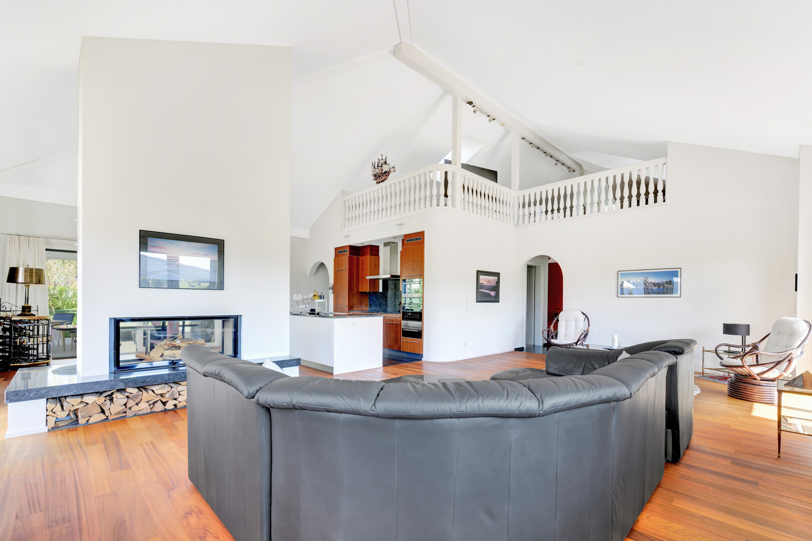 wohnzimmer mit dachschräge, vaulted ceiling, inside property, hohe decke, und high ceiling