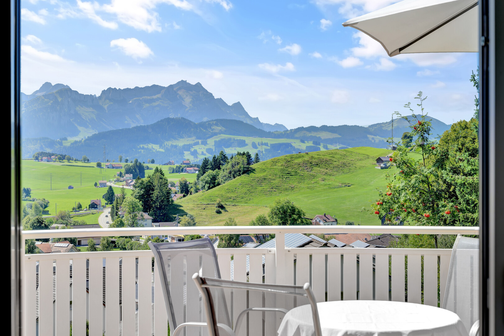 balkon mit mountain view, blick auf die berge, balkon, day time, und from property