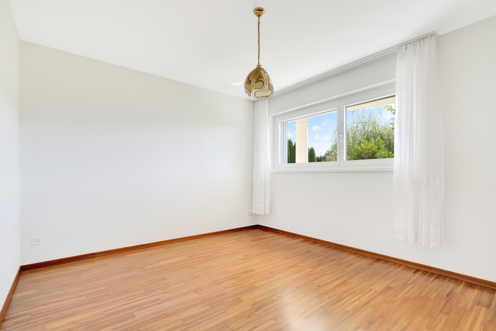 leerer raum mit gipskartonwand, drywall, natürliches licht, natural light, und holzfußboden