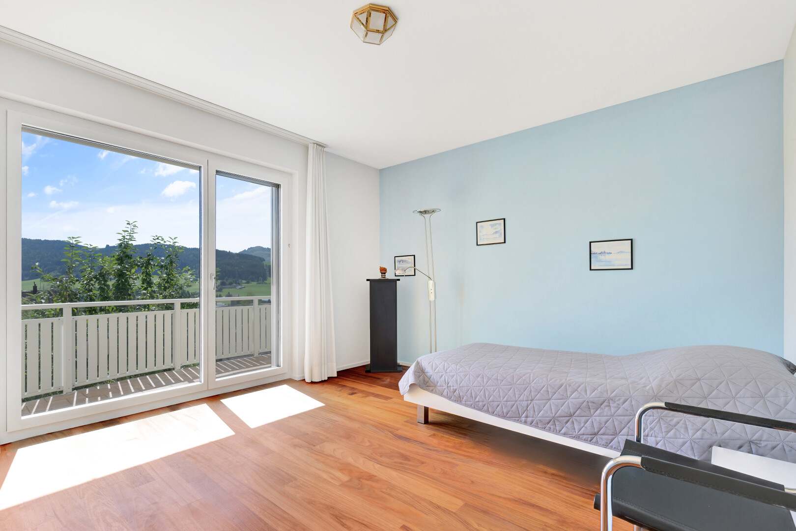 zimmer / schlafzimmer mit holzfußboden, wood finish floor, gipskartonwand, drywall, und day time