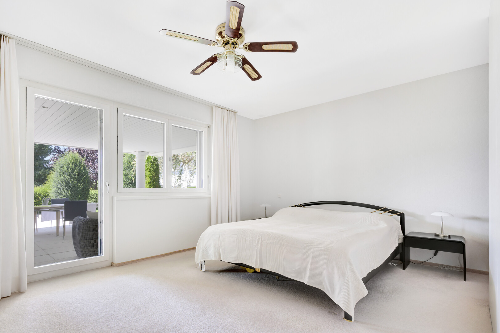 zimmer / schlafzimmer mit gipskartonwand, drywall, teppich, carpet, und natürliches licht