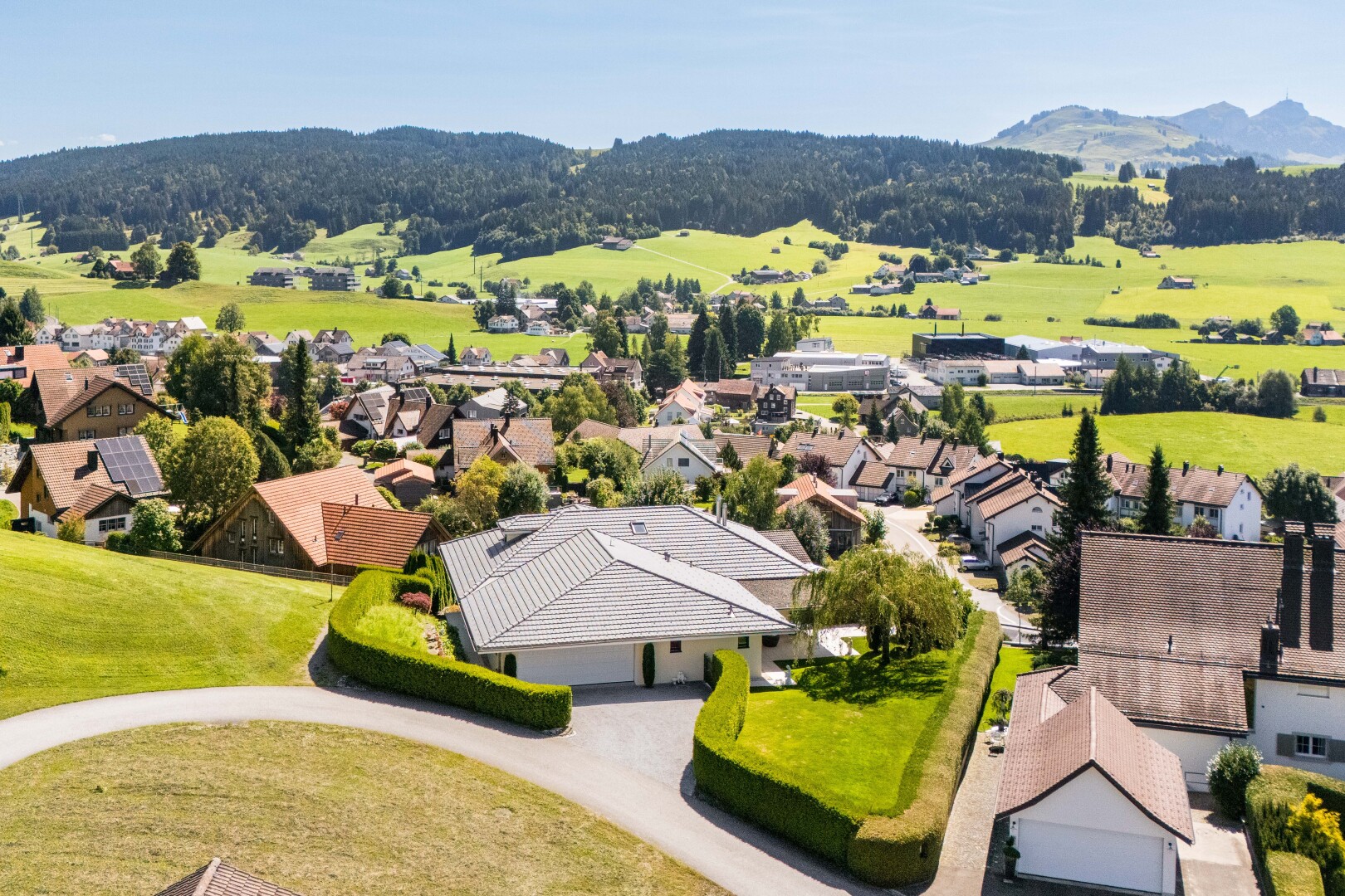 blick auf die berge mit wohngebietblick, residential view, day time, und aerial view