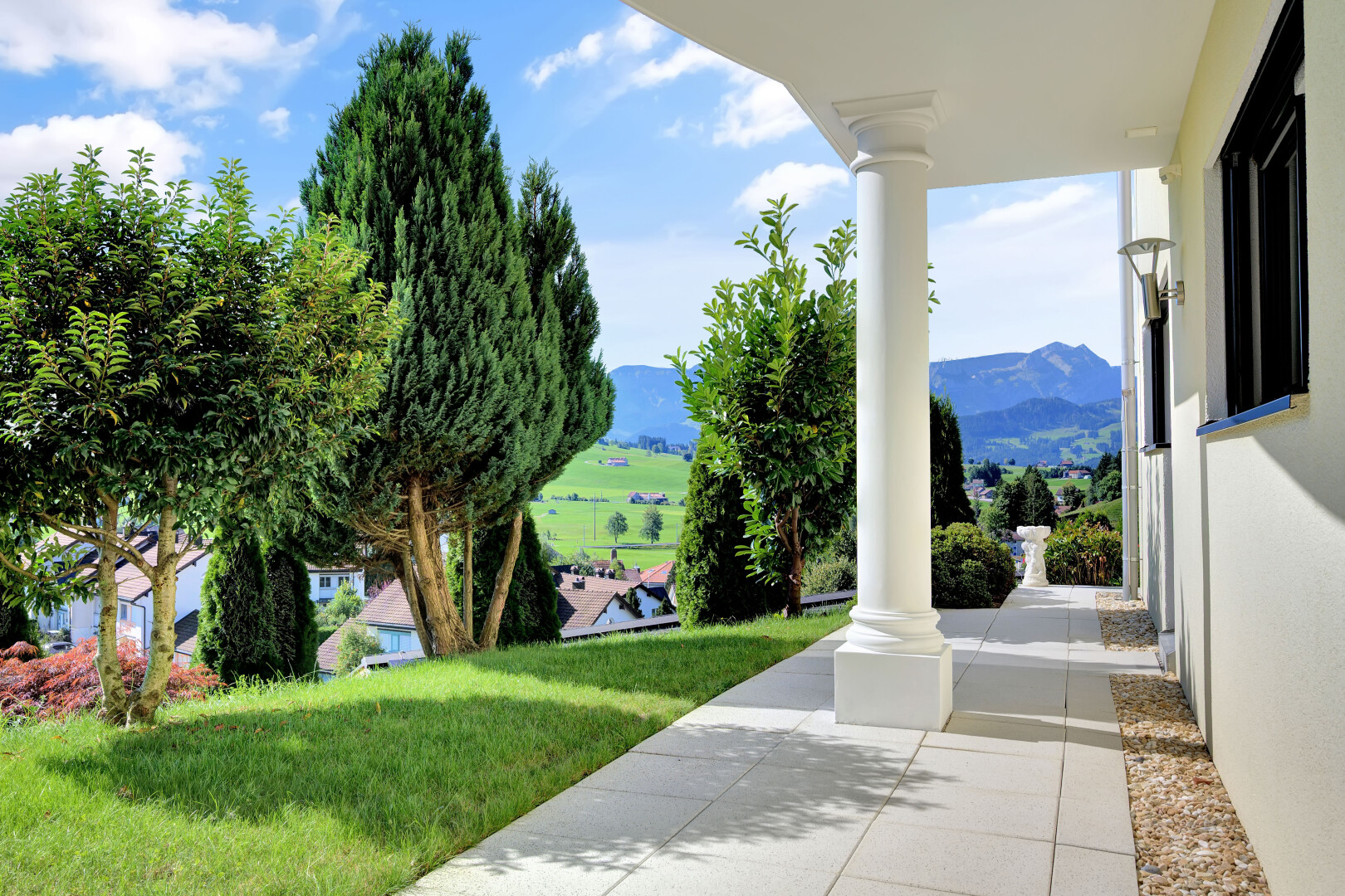 terrasse mit day time, blick auf die berge, mountain view, und rasen
