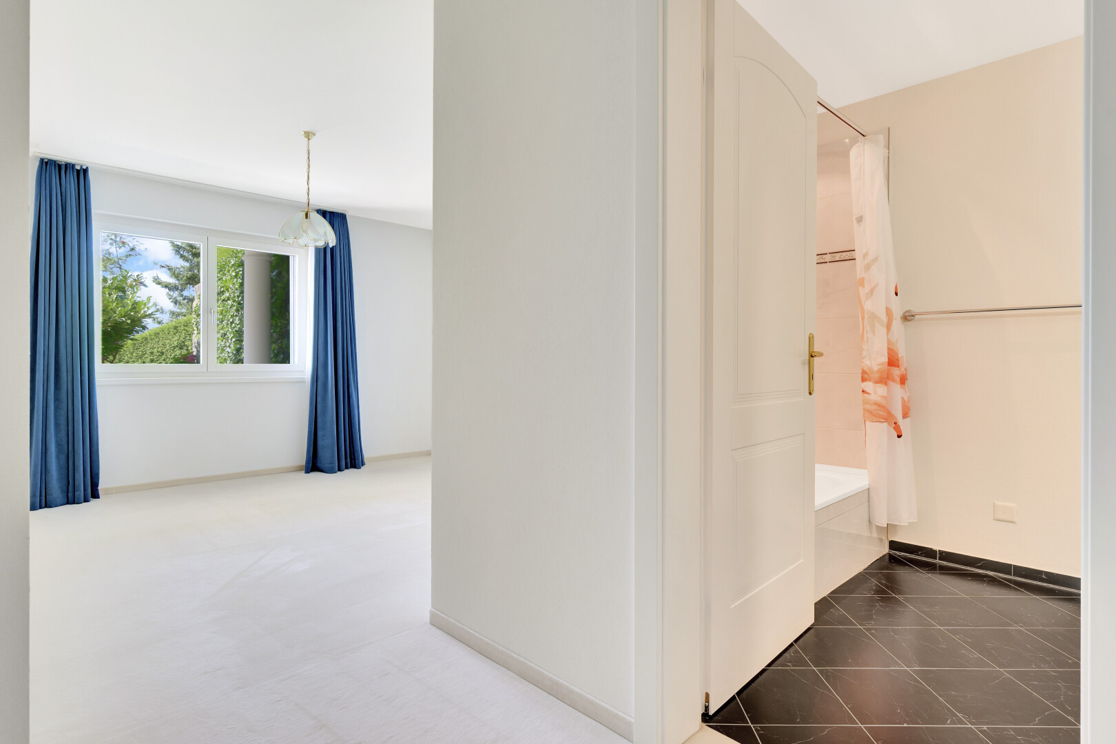 halle / korridor mit natural light, natürliches licht, inside property, drywall, und gipskartonwand