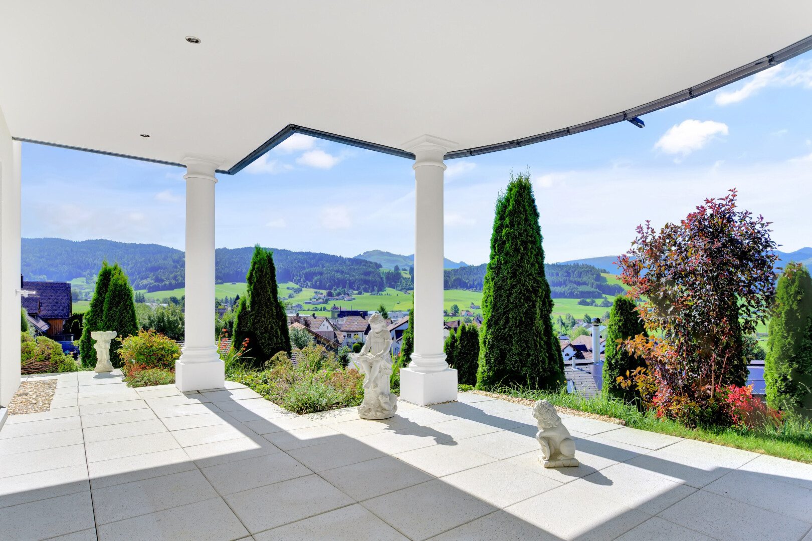 terrasse mit day time, from property, mountain view, blick auf die berge, und terrasse