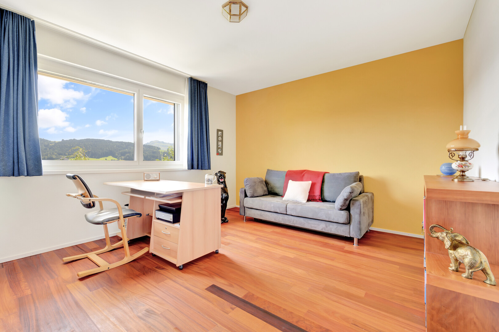 wohn- / esszimmer mit gipskartonwand, drywall, natürliches licht, natural light, und holzfußboden