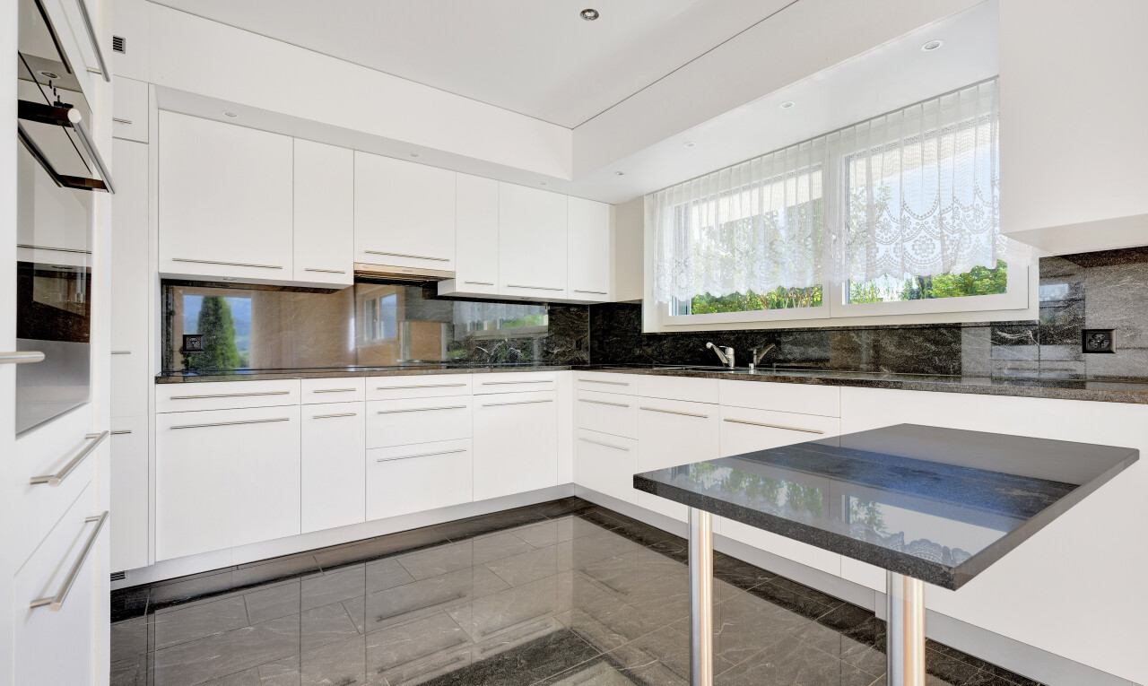 küche mit küchenrückwand beim herd, küchenrückwand beim Herd, natürliches licht, natural light, und weiße schränke