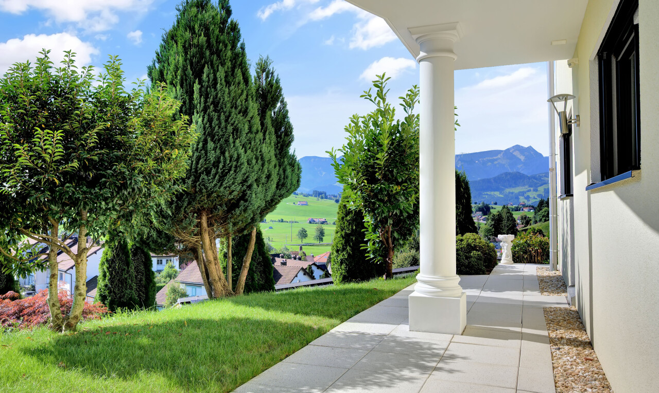 terrasse mit day time, blick auf die berge, mountain view, und rasen