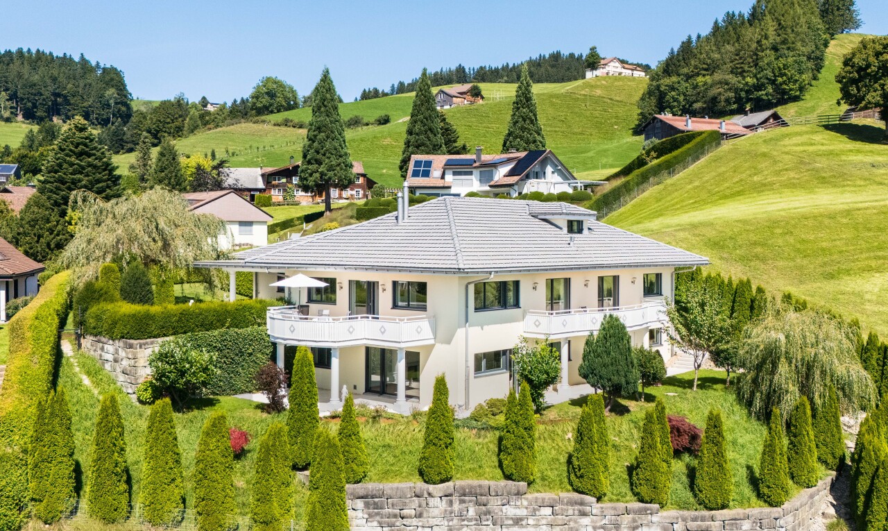 außenansicht mit balkon, day time, property visible, terrasse, und rasen