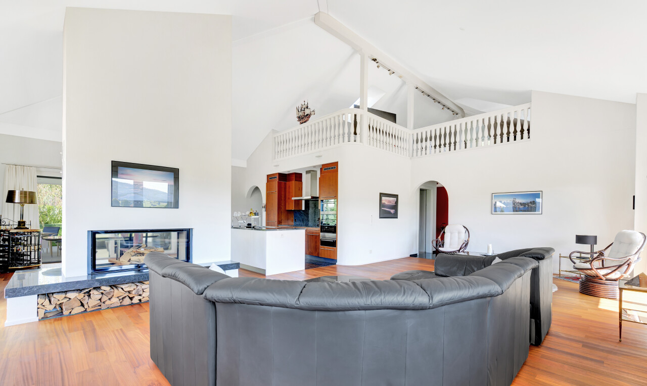 wohnzimmer mit dachschräge, vaulted ceiling, inside property, hohe decke, und high ceiling
