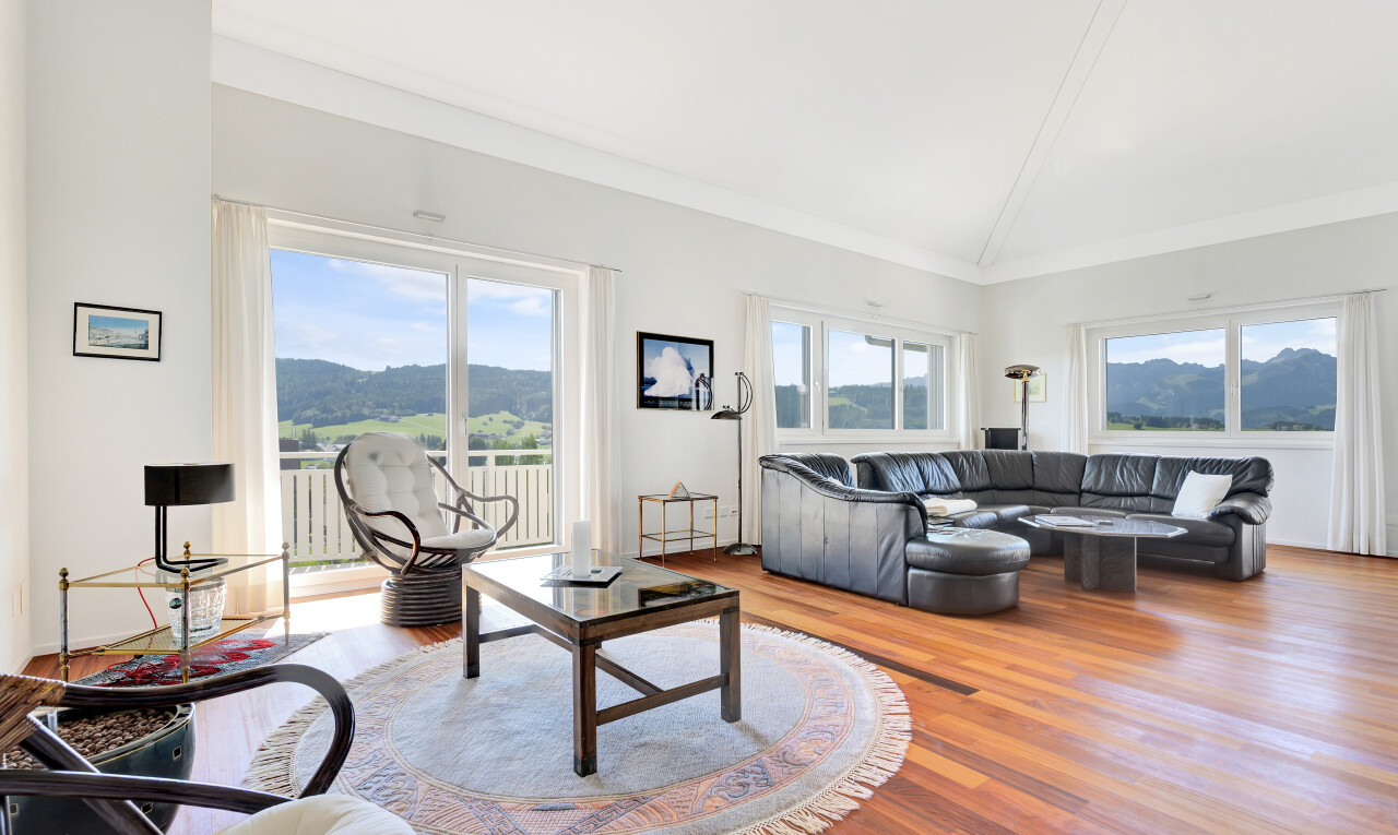 wohnzimmer mit day time, holzfußboden, wood finish floor, dachschräge, und vaulted ceiling
