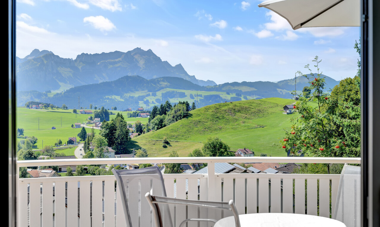 balkon mit mountain view, blick auf die berge, balkon, day time, und from property