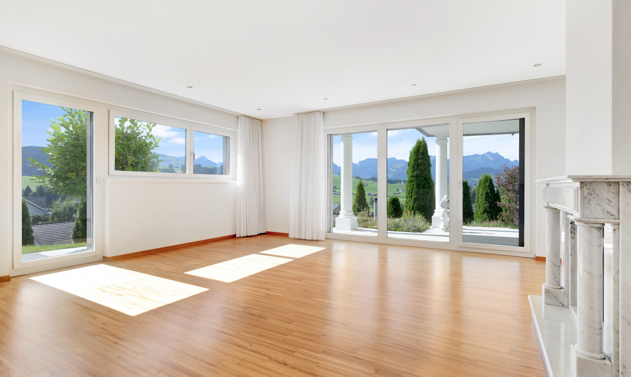 leerer raum mit drywall, gipskartonwand, wood finish floor, holzfußboden, und natural light