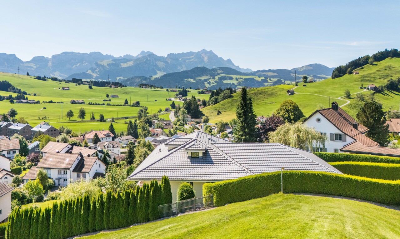 außenansicht mit blick auf die berge, mountain view, day time, rasen, und wohngebietblick