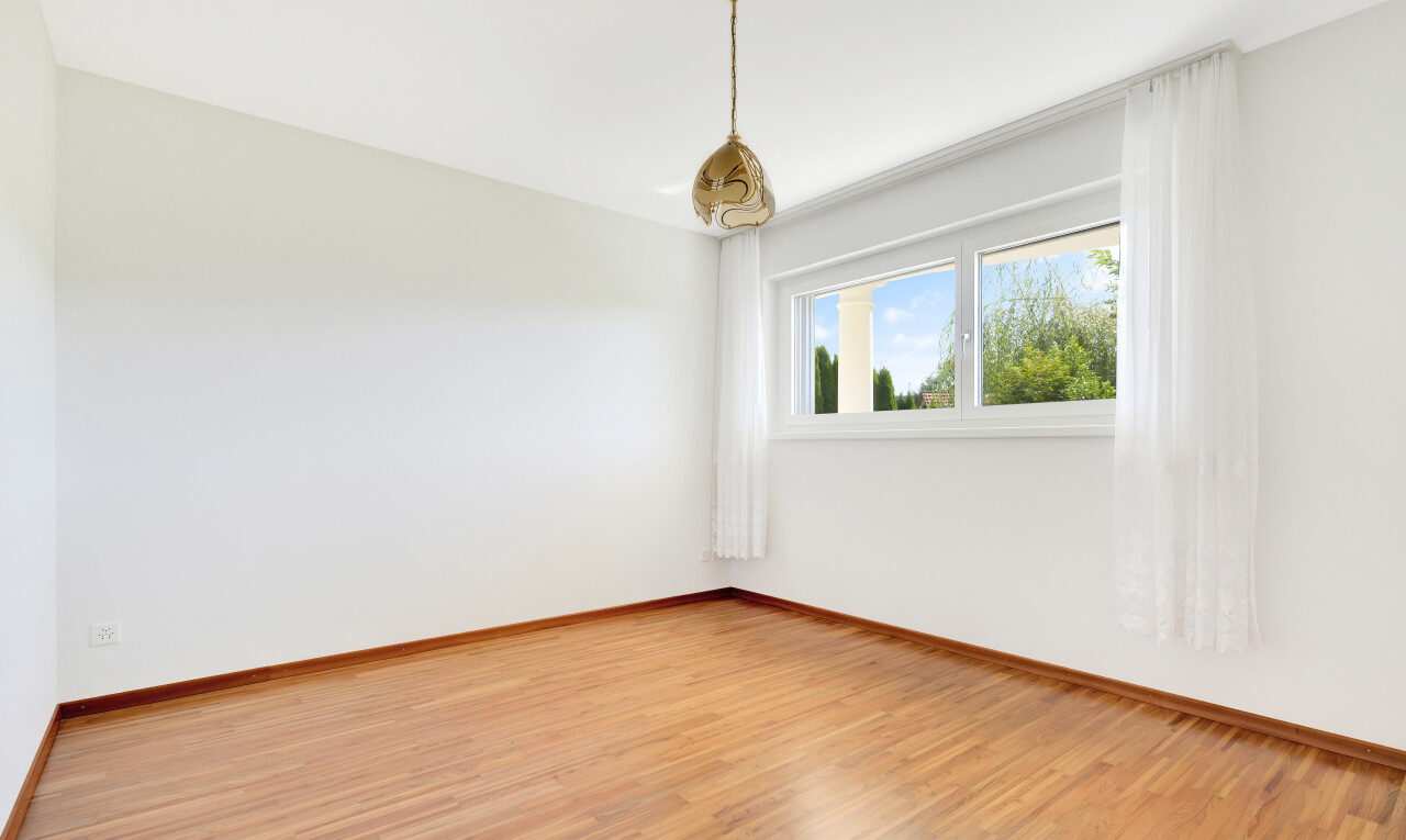 leerer raum mit gipskartonwand, drywall, natürliches licht, natural light, und holzfußboden