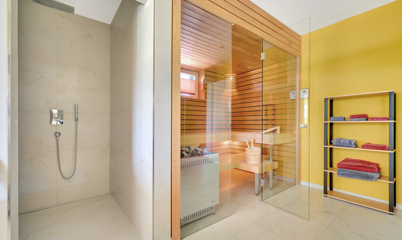 bad mit sauna, inside property, dusche, komplettes badezimmer, und gipskartonwand