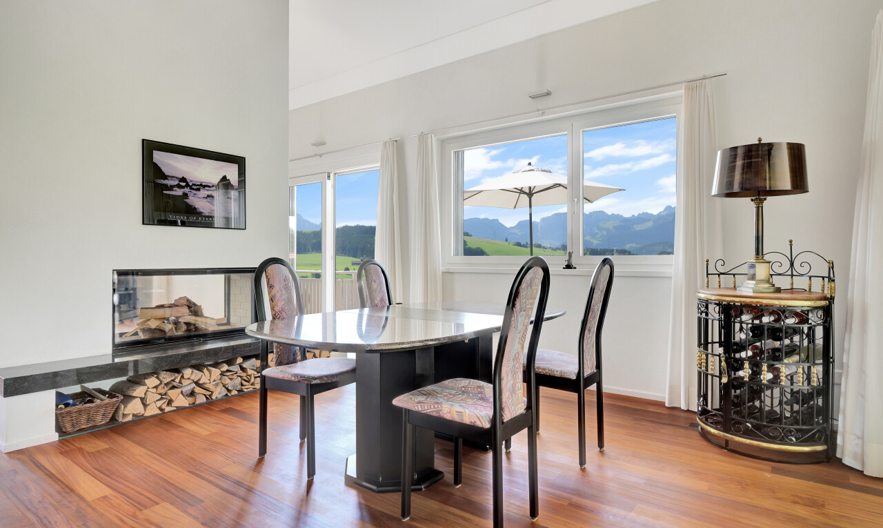 esszimmer mit natürliches licht, natural light, holzfußboden, wood finish floor, und gipskartonwand