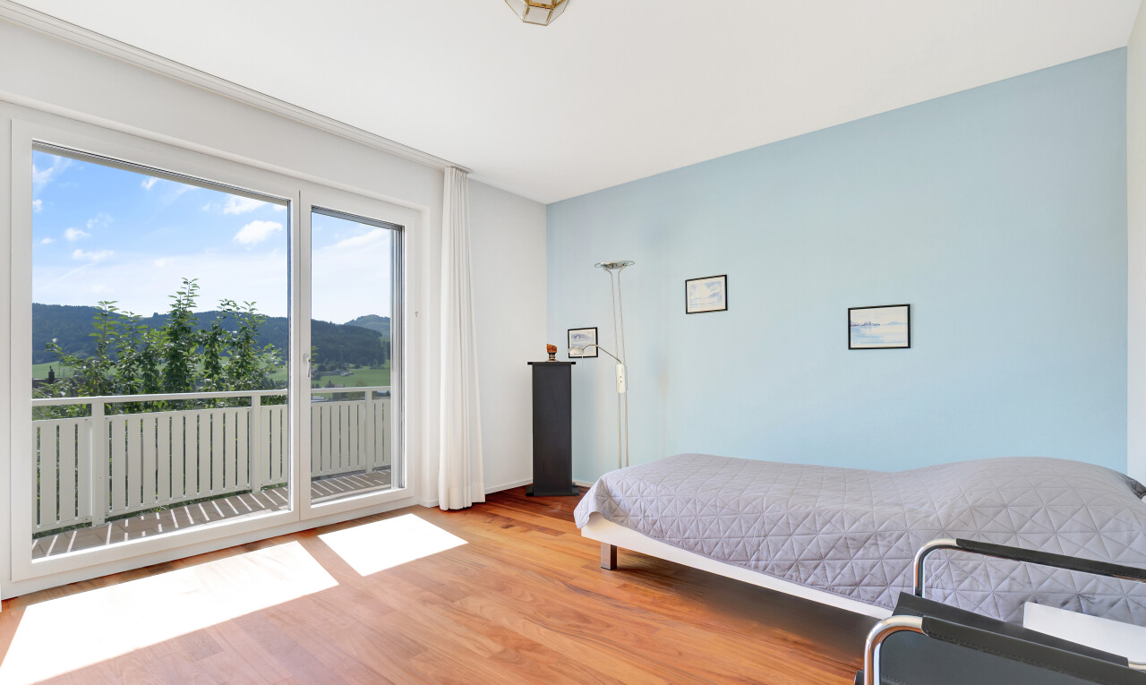 zimmer / schlafzimmer mit holzfußboden, wood finish floor, gipskartonwand, drywall, und day time