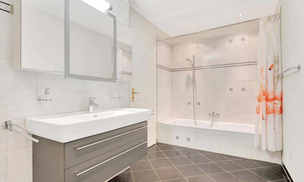 bad mit kombiniertes bad / dusche, spiegel, fliesenboden, tile floor, und inside property